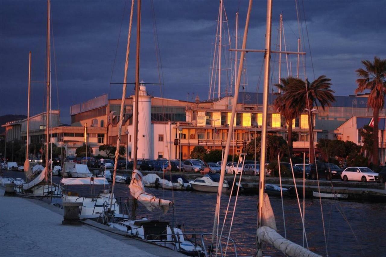 Altido Apt For 8 With Huge Terrace In Old Town Of Viareggio Exterior photo